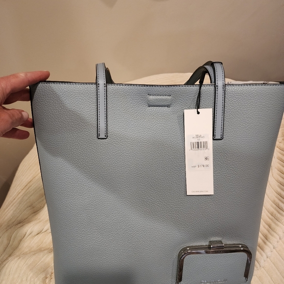Calvin Klein leather bag in light blue - Picture 3 of 3